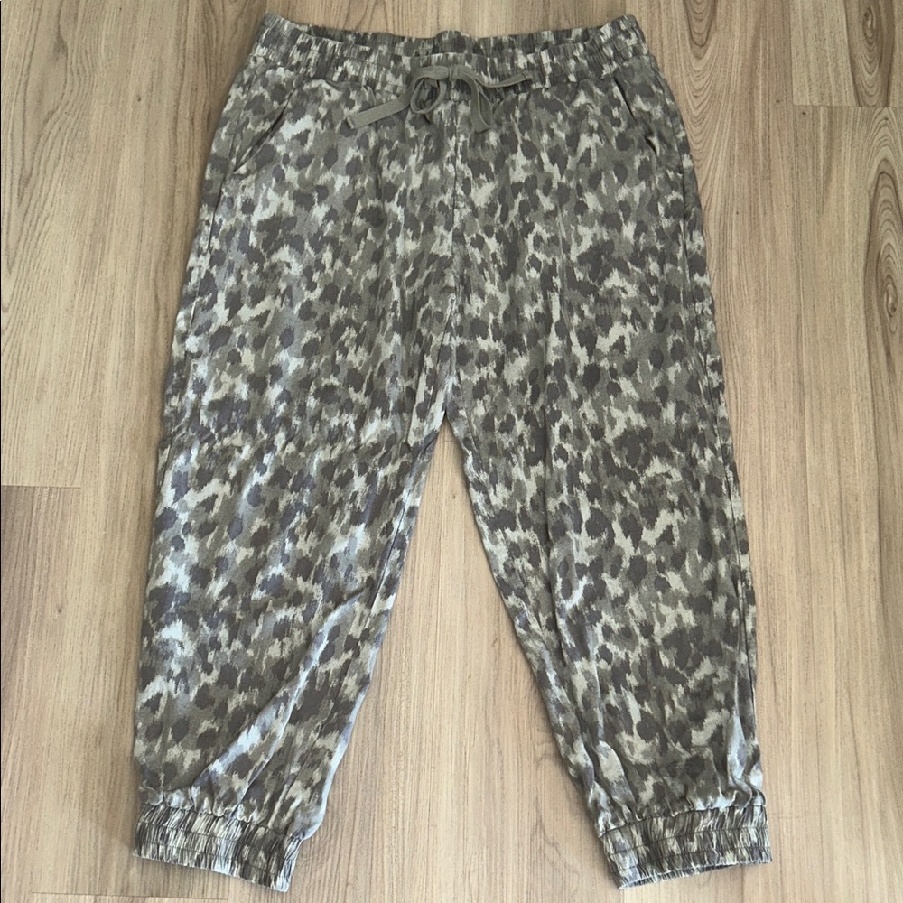 Cloth & Stone Camo Jogger Women's Pant L Drawstring Pockets Casual Military